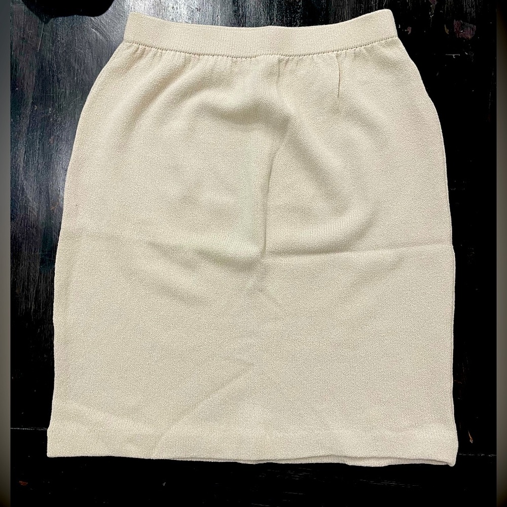 St. John Collection mini skirt in off-white. Size 4.
